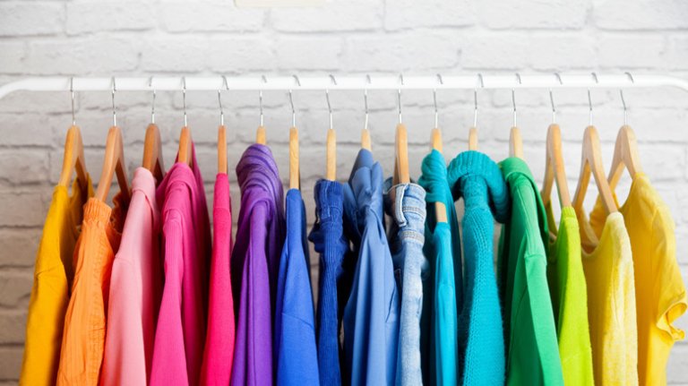 Stop Organizing Your Closet By Color: An Expert Reveals the “Golden Rule” for a Perfect Wardrobe